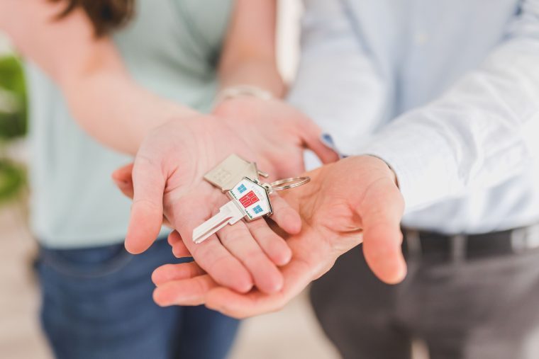 Entrega de llaves de vivienda nueva