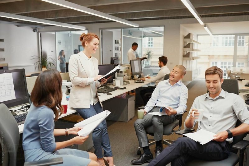 Equipo de trabajo atendiendo a un asociado